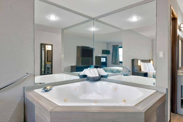 Hot Tub 19 of 27
